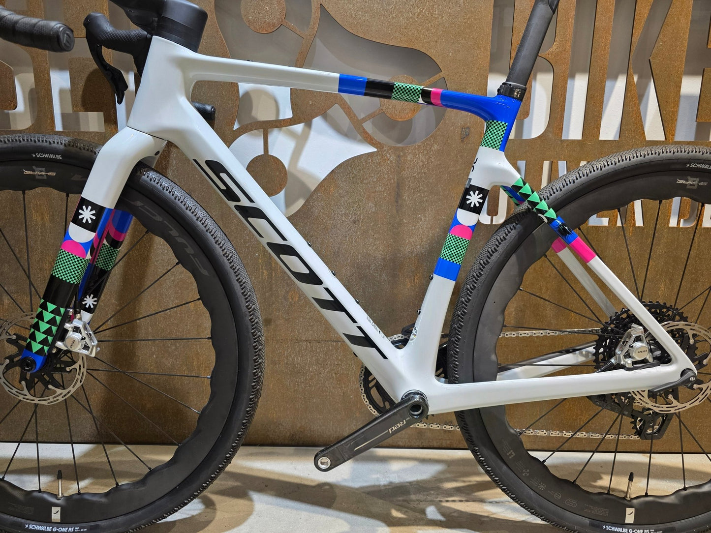 Gravel/Cyclocross von Scott, SCOTT ADDICT GRAVEL RC / BELUGA GREY / M vor USEDBIKES - OB.DE Hintergrund