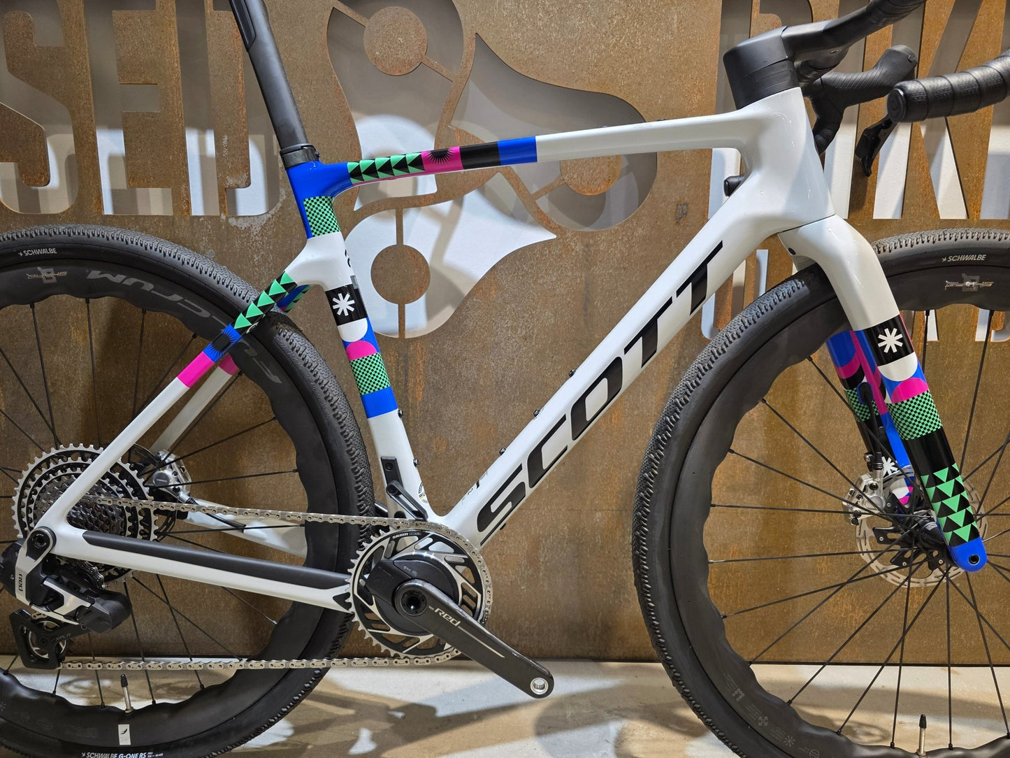 Gravel/Cyclocross von Scott, SCOTT ADDICT GRAVEL RC / BELUGA GREY / M vor USEDBIKES - OB.DE Hintergrund