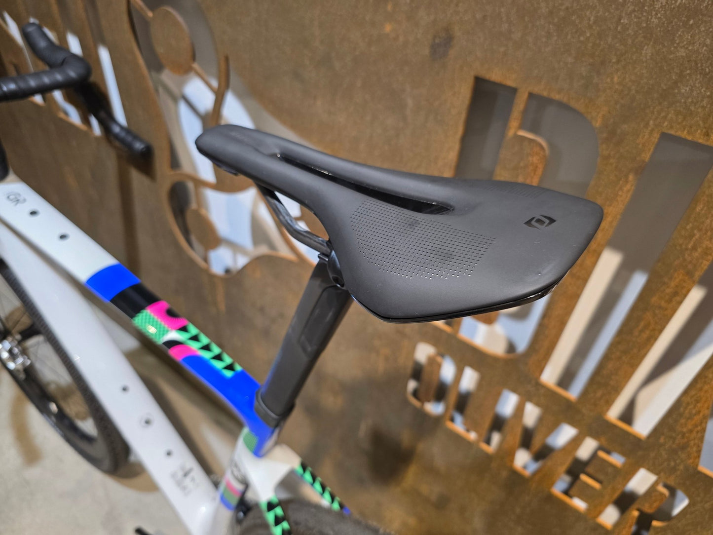 Gravel/Cyclocross von Scott, SCOTT ADDICT GRAVEL RC / BELUGA GREY / M vor USEDBIKES - OB.DE Hintergrund