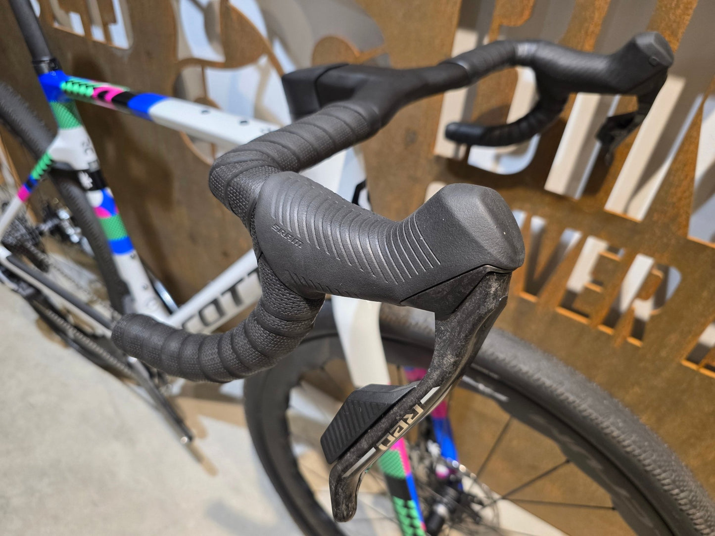 Gravel/Cyclocross von Scott, SCOTT ADDICT GRAVEL RC / BELUGA GREY / M vor USEDBIKES - OB.DE Hintergrund