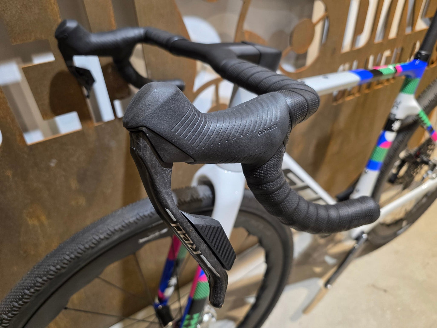 Gravel/Cyclocross von Scott, SCOTT ADDICT GRAVEL RC / BELUGA GREY / M vor USEDBIKES - OB.DE Hintergrund