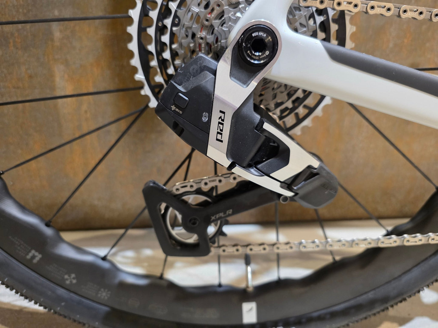 Gravel/Cyclocross von Scott, SCOTT ADDICT GRAVEL RC / BELUGA GREY / M vor USEDBIKES - OB.DE Hintergrund