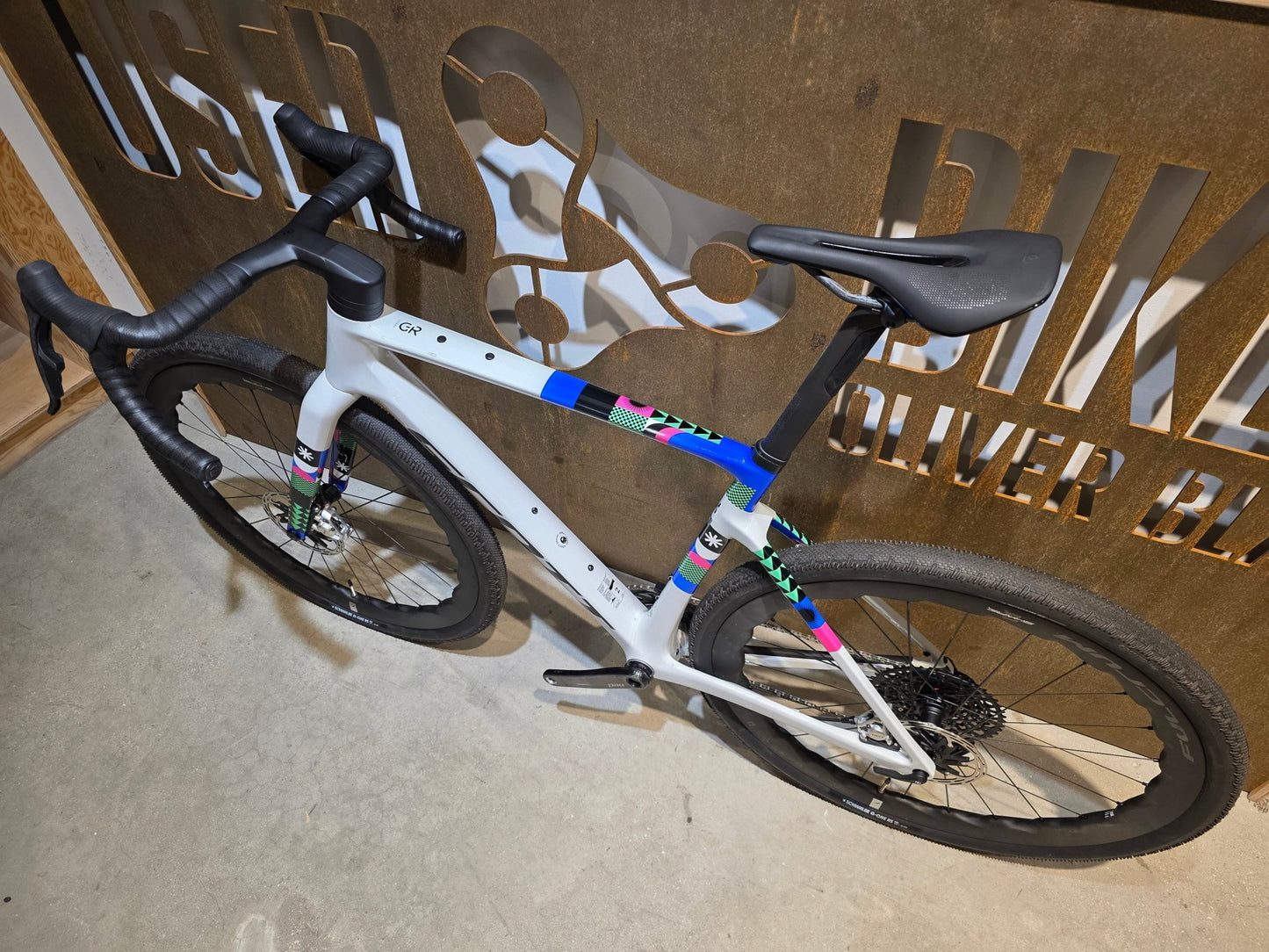 Gravel/Cyclocross von Scott, SCOTT ADDICT GRAVEL RC / BELUGA GREY / M vor USEDBIKES - OB.DE Hintergrund