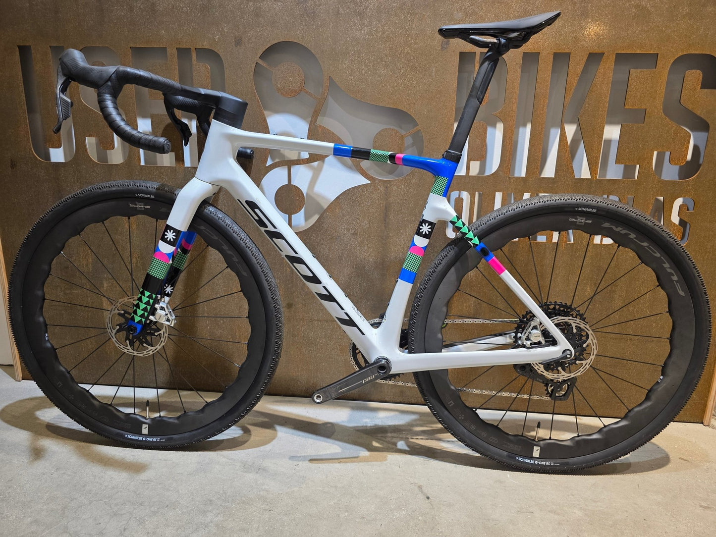 Gravel/Cyclocross von Scott, SCOTT ADDICT GRAVEL RC / BELUGA GREY / M vor USEDBIKES - OB.DE Hintergrund
