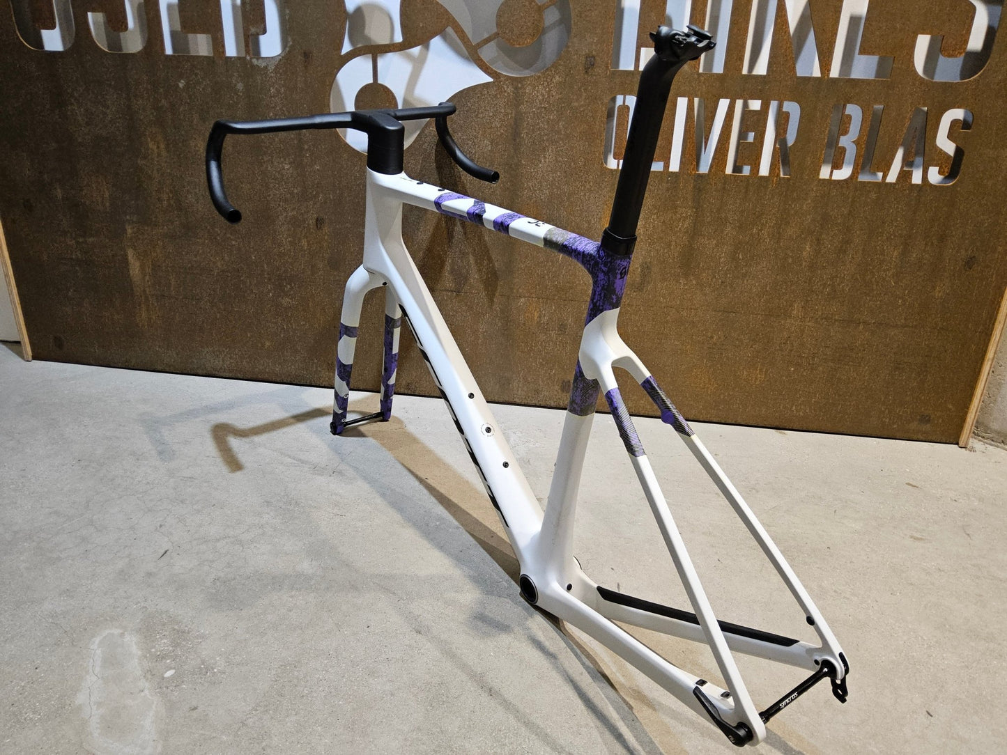 Gravel - /Cyclocrossrahmen von Scott, SCOTT ADDICT GRAVEL RC RAHMENSET / DISC / 58CM in variant_title vor USEDBIKES - OB.DE Hintergrund
