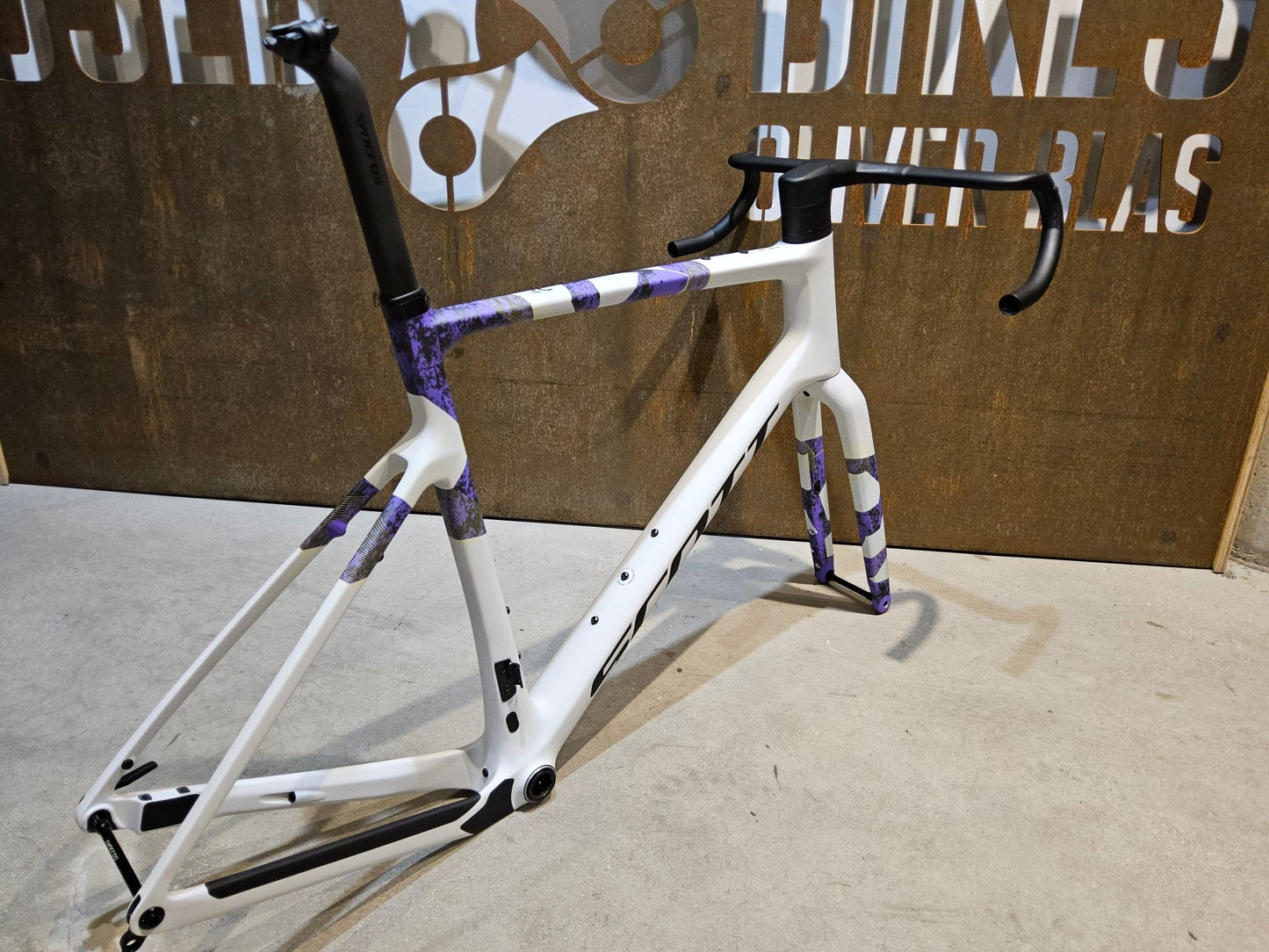Gravel - /Cyclocrossrahmen von Scott, SCOTT ADDICT GRAVEL RC RAHMENSET / DISC / 58CM in variant_title vor USEDBIKES - OB.DE Hintergrund