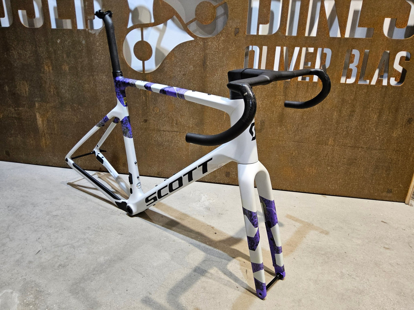 Gravel - /Cyclocrossrahmen von Scott, SCOTT ADDICT GRAVEL RC RAHMENSET / DISC / 58CM in variant_title vor USEDBIKES - OB.DE Hintergrund