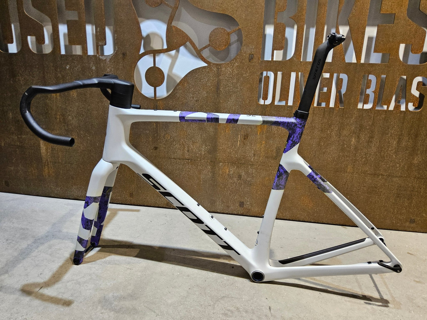 Gravel - /Cyclocrossrahmen von Scott, SCOTT ADDICT GRAVEL RC RAHMENSET / DISC / 58CM in variant_title vor USEDBIKES - OB.DE Hintergrund