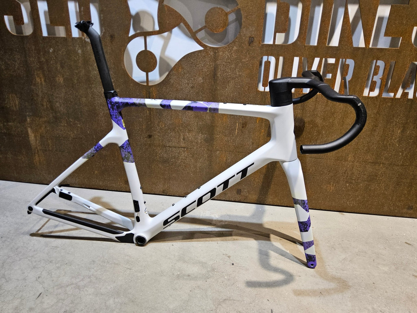 Gravel - /Cyclocrossrahmen von Scott, SCOTT ADDICT GRAVEL RC RAHMENSET / DISC / 58CM in variant_title vor USEDBIKES - OB.DE Hintergrund