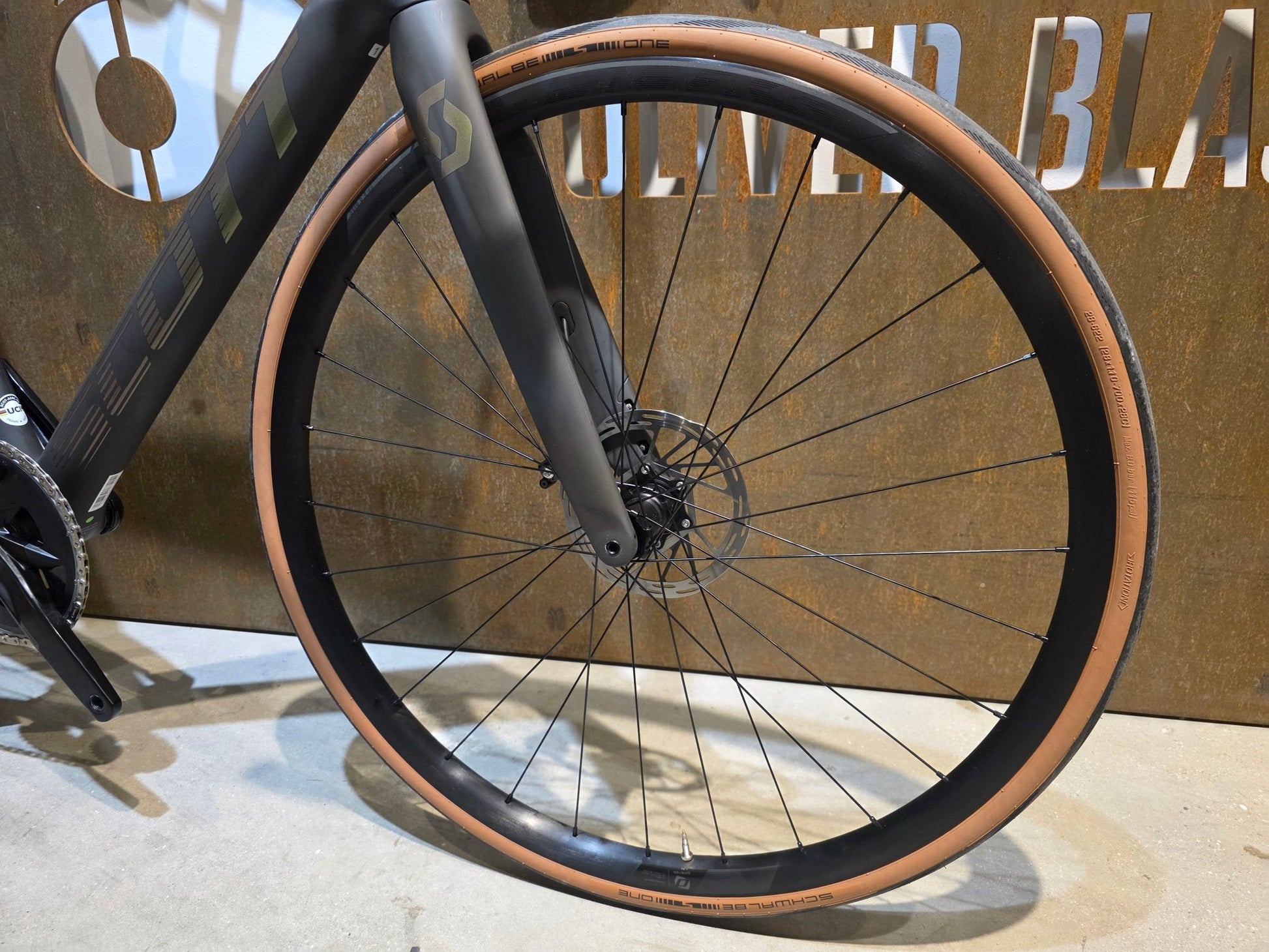 Rennrad von Scott, SCOTT ADDICT RC 30 / L vor USEDBIKES - OB.DE Hintergrund