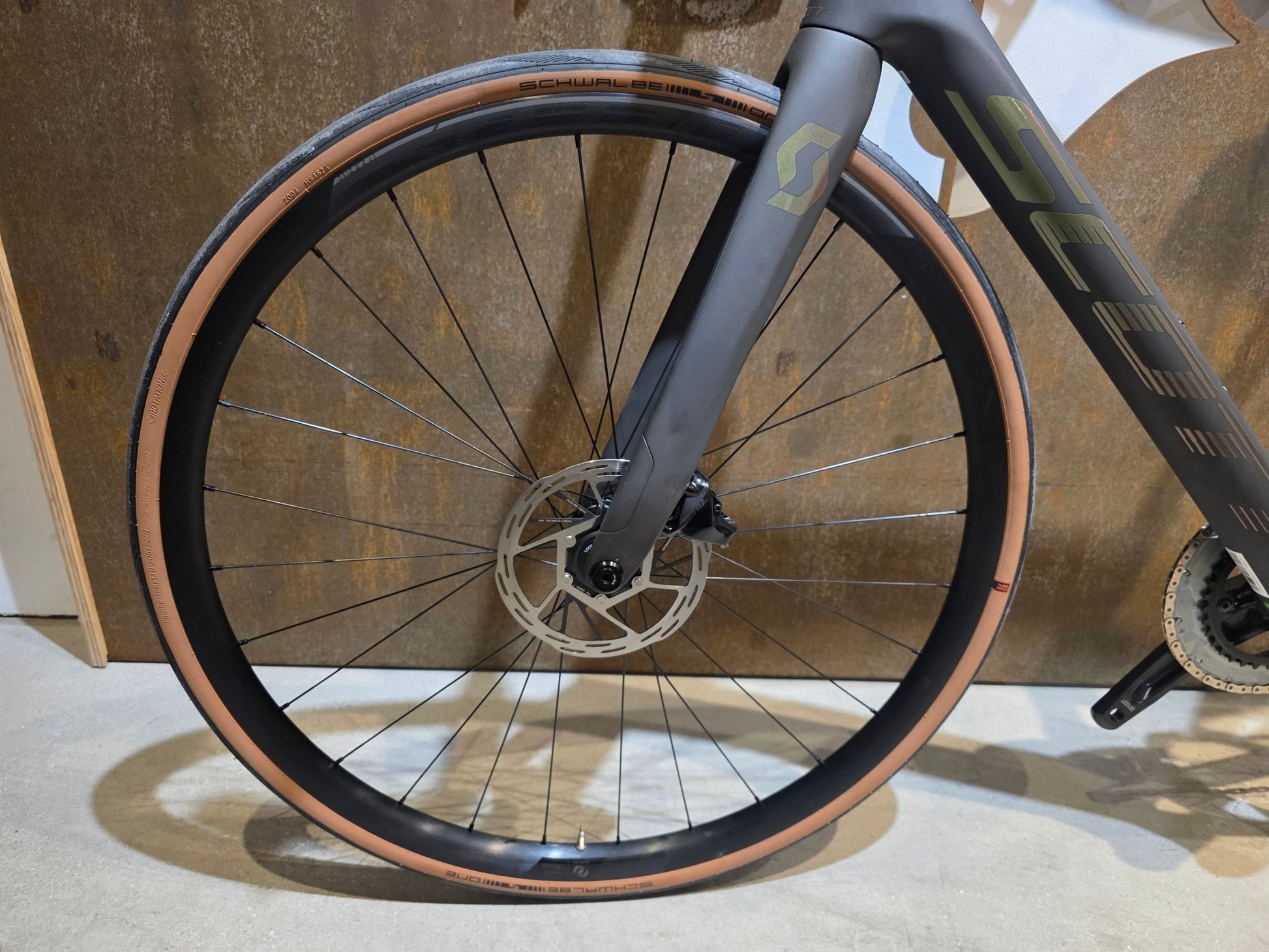 Rennrad von Scott, SCOTT ADDICT RC 30 / L vor USEDBIKES - OB.DE Hintergrund