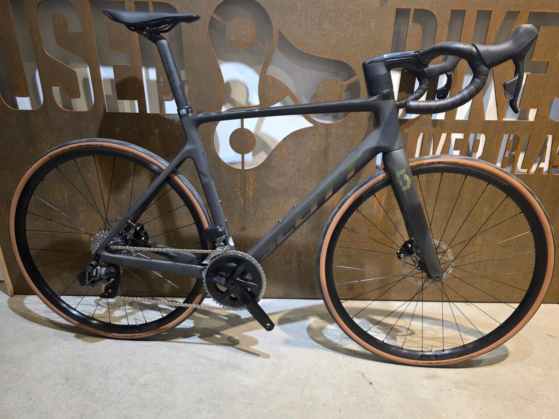 Rennrad von Scott, SCOTT ADDICT RC 30 / L vor USEDBIKES - OB.DE Hintergrund