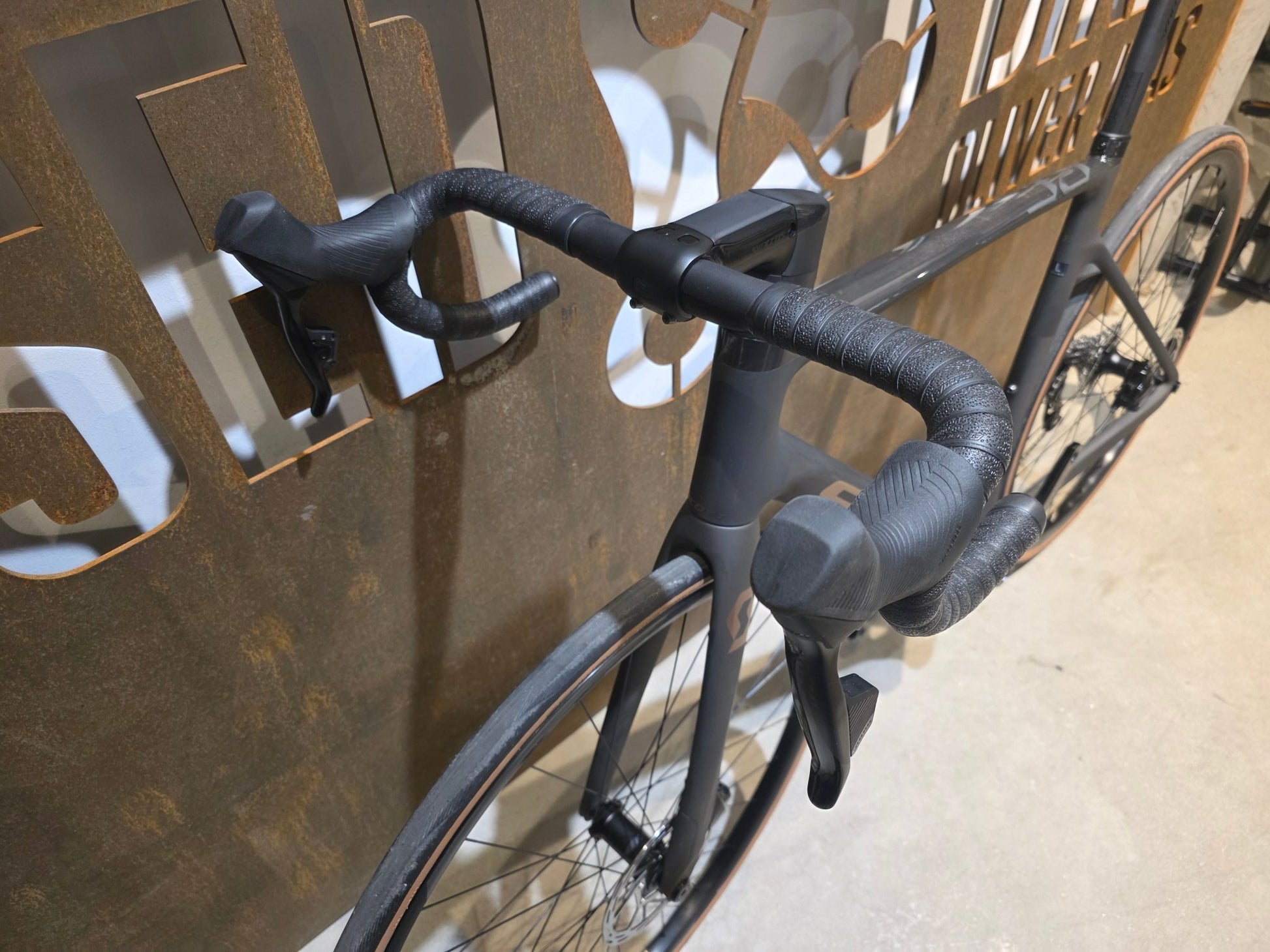 Rennrad von Scott, SCOTT ADDICT RC 30 / L vor USEDBIKES - OB.DE Hintergrund