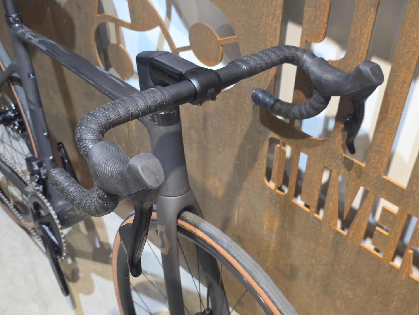 Rennrad von Scott, SCOTT ADDICT RC 30 / L vor USEDBIKES - OB.DE Hintergrund