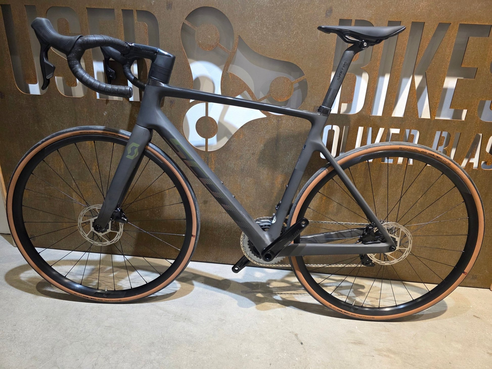 Rennrad von Scott, SCOTT ADDICT RC 30 / L vor USEDBIKES - OB.DE Hintergrund