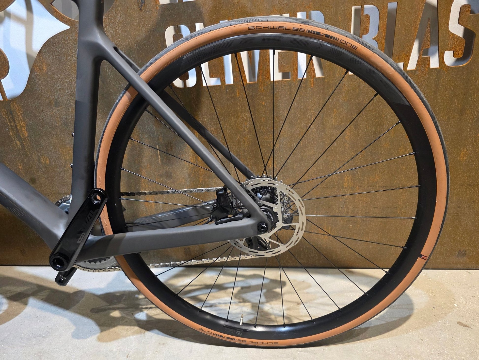 Rennrad von Scott, SCOTT ADDICT RC 30 / L vor USEDBIKES - OB.DE Hintergrund