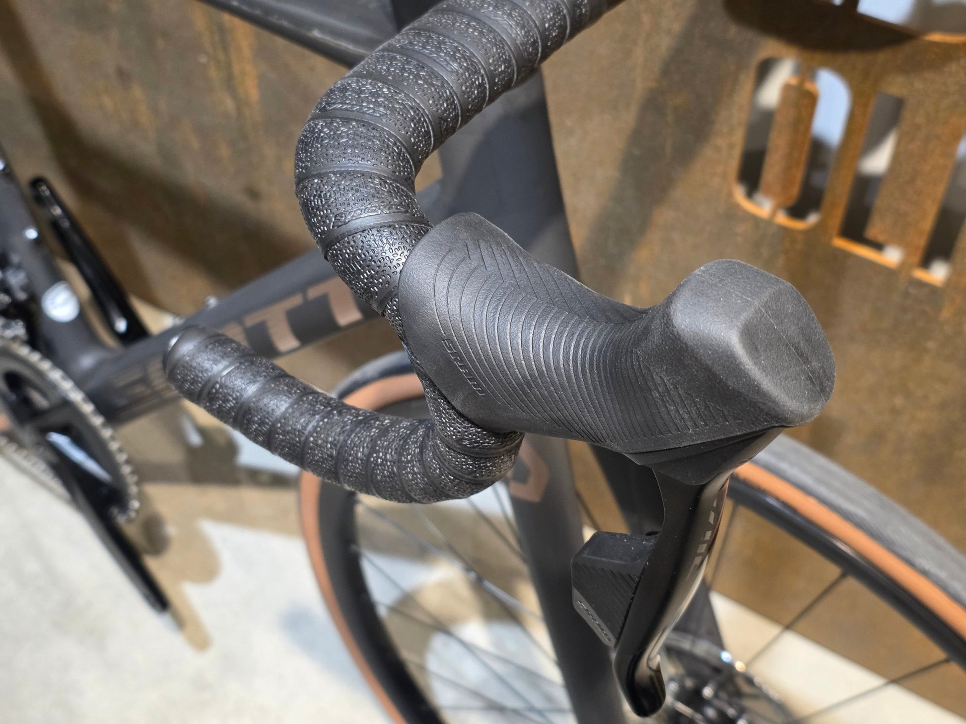 Rennrad von Scott, SCOTT ADDICT RC 30 / L vor USEDBIKES - OB.DE Hintergrund