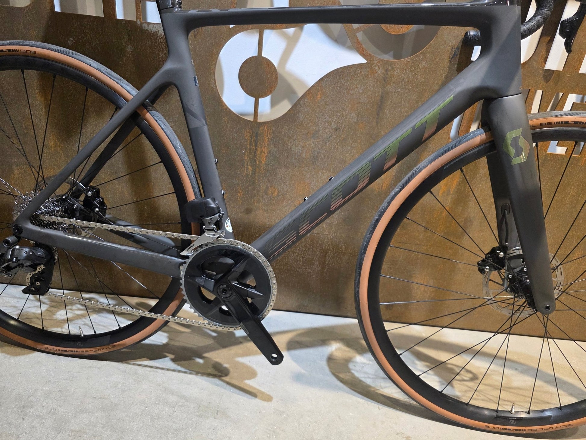 Rennrad von Scott, SCOTT ADDICT RC 30 / L vor USEDBIKES - OB.DE Hintergrund