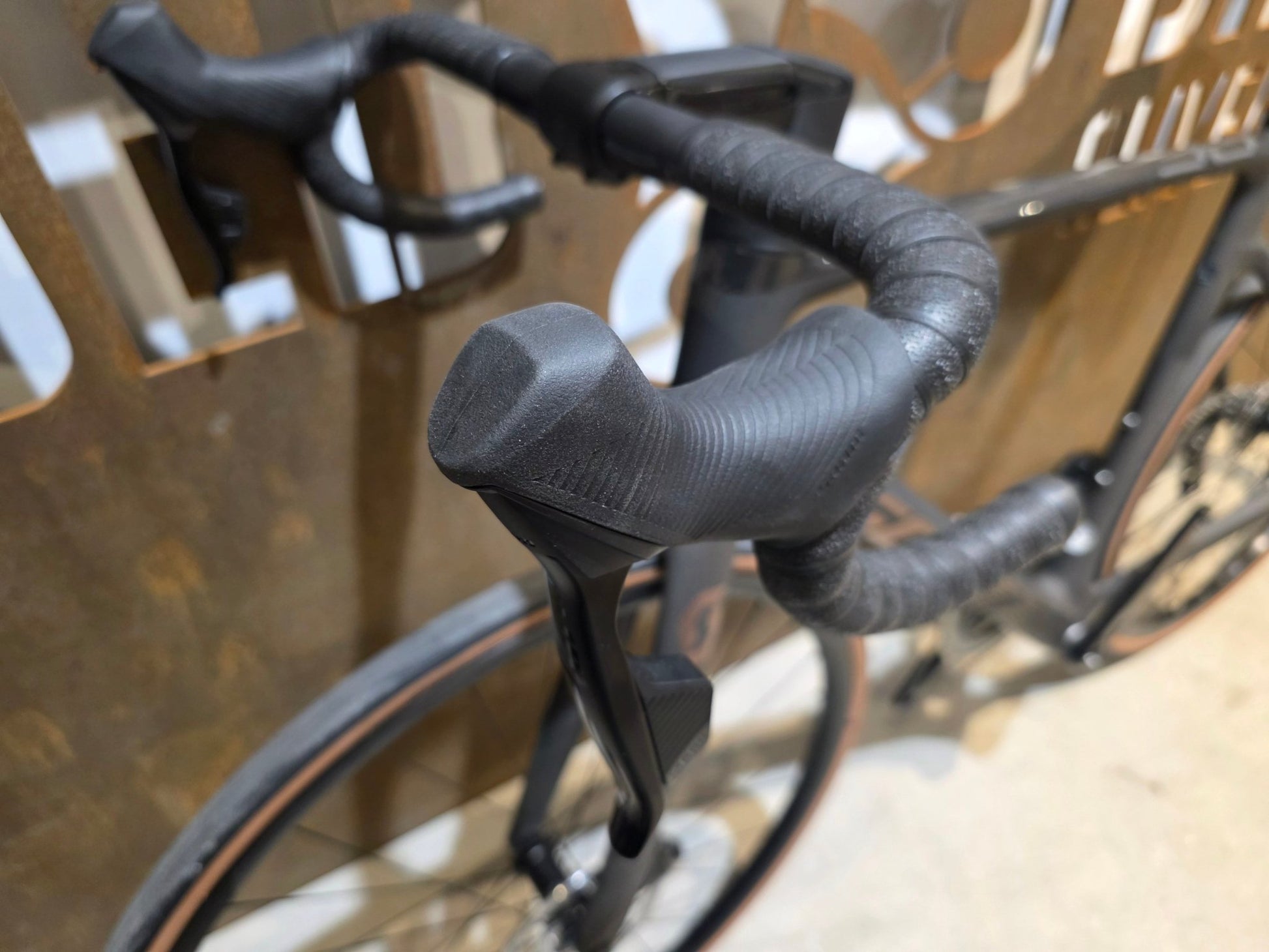 Rennrad von Scott, SCOTT ADDICT RC 30 / L vor USEDBIKES - OB.DE Hintergrund