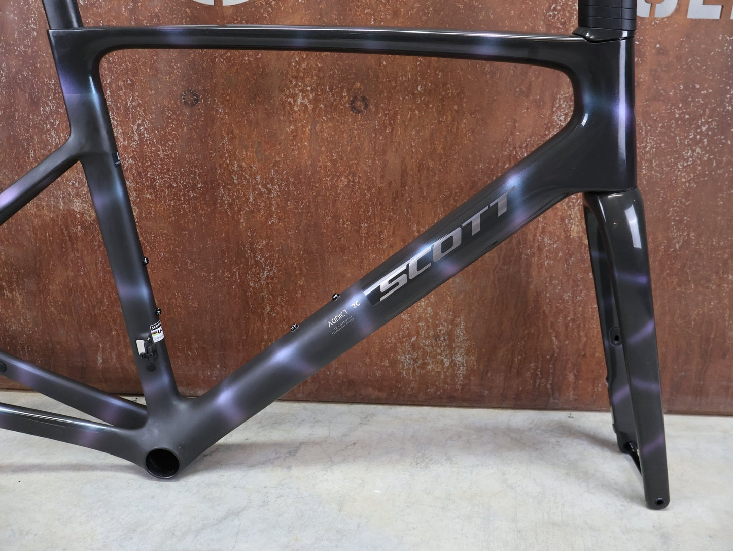 Rennradrahmen von Scott, SCOTT ADDICT RC ULTIMATE RAHMENSET / SUNBEAM BLACK / DISC / 56CM vor USEDBIKES - OB.DE Hintergrund