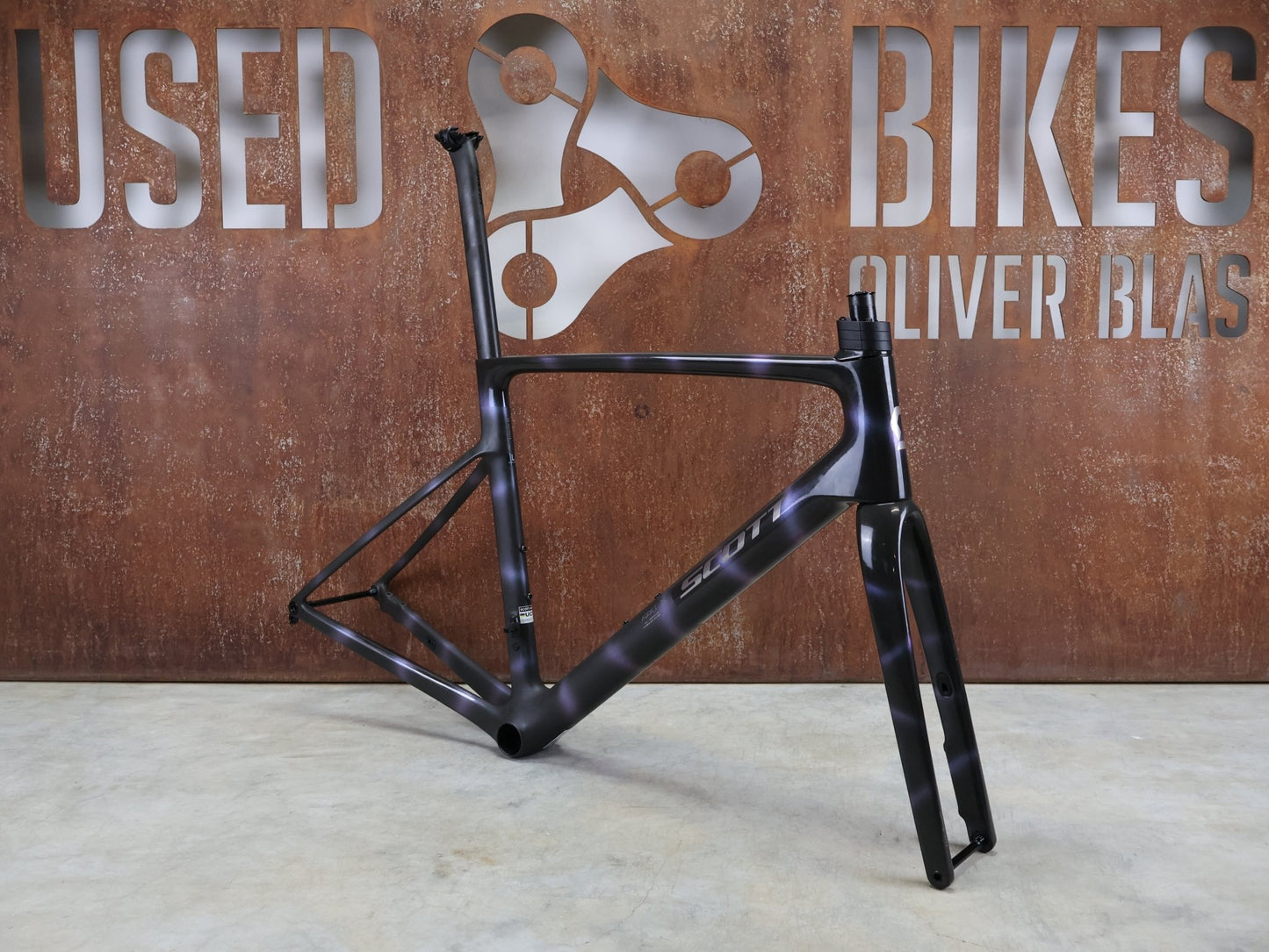 Rennradrahmen von Scott, SCOTT ADDICT RC ULTIMATE RAHMENSET / SUNBEAM BLACK / DISC / 56CM vor USEDBIKES - OB.DE Hintergrund