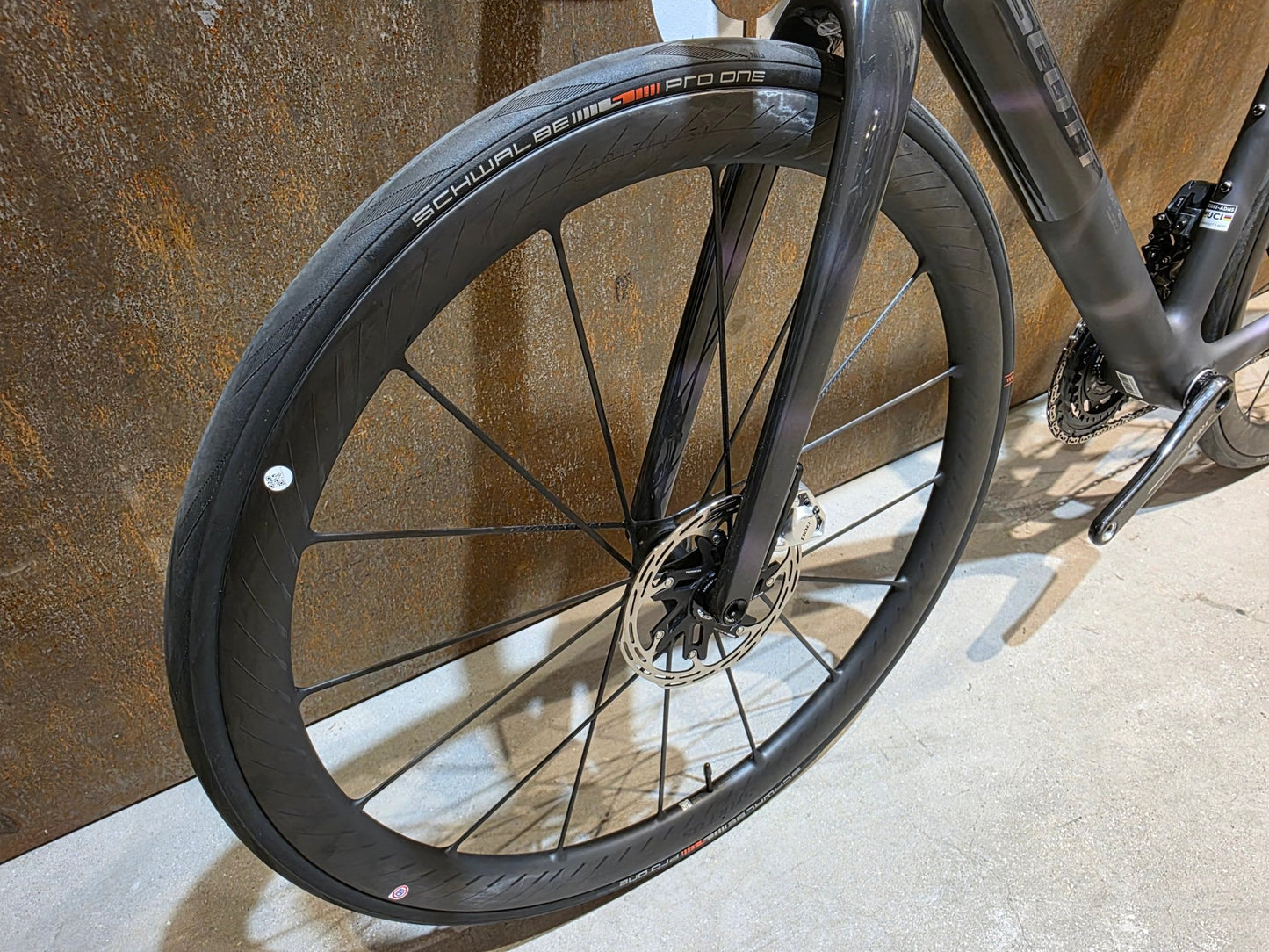Rennrad von Scott, SCOTT ADDICT RC ULTIMATE / SUNBEAM BLACK / M vor USEDBIKES - OB.DE Hintergrund