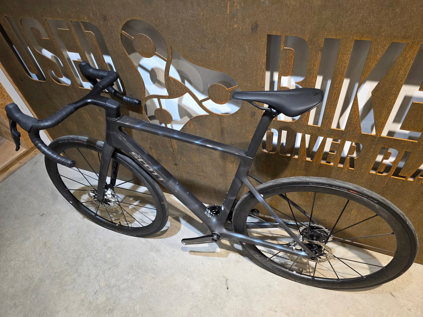 Rennrad von Scott, SCOTT ADDICT RC ULTIMATE / SUNBEAM BLACK / M vor USEDBIKES - OB.DE Hintergrund