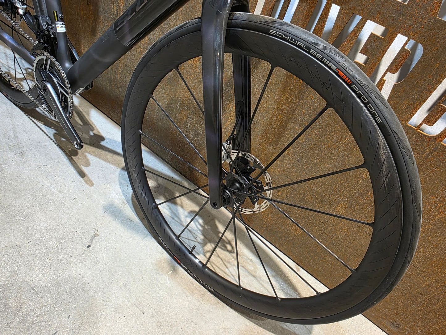 Rennrad von Scott, SCOTT ADDICT RC ULTIMATE / SUNBEAM BLACK / M vor USEDBIKES - OB.DE Hintergrund