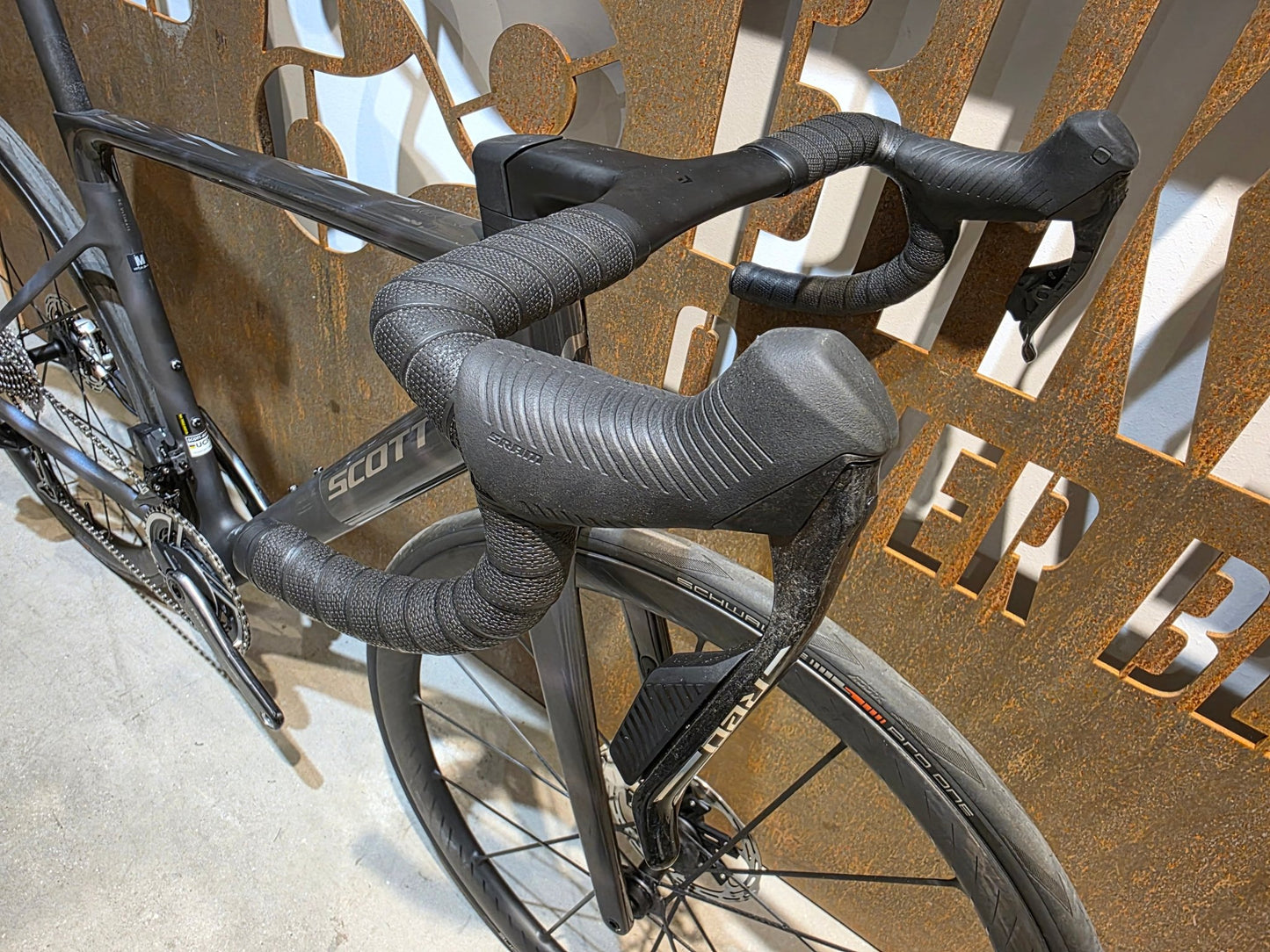 Rennrad von Scott, SCOTT ADDICT RC ULTIMATE / SUNBEAM BLACK / M vor USEDBIKES - OB.DE Hintergrund
