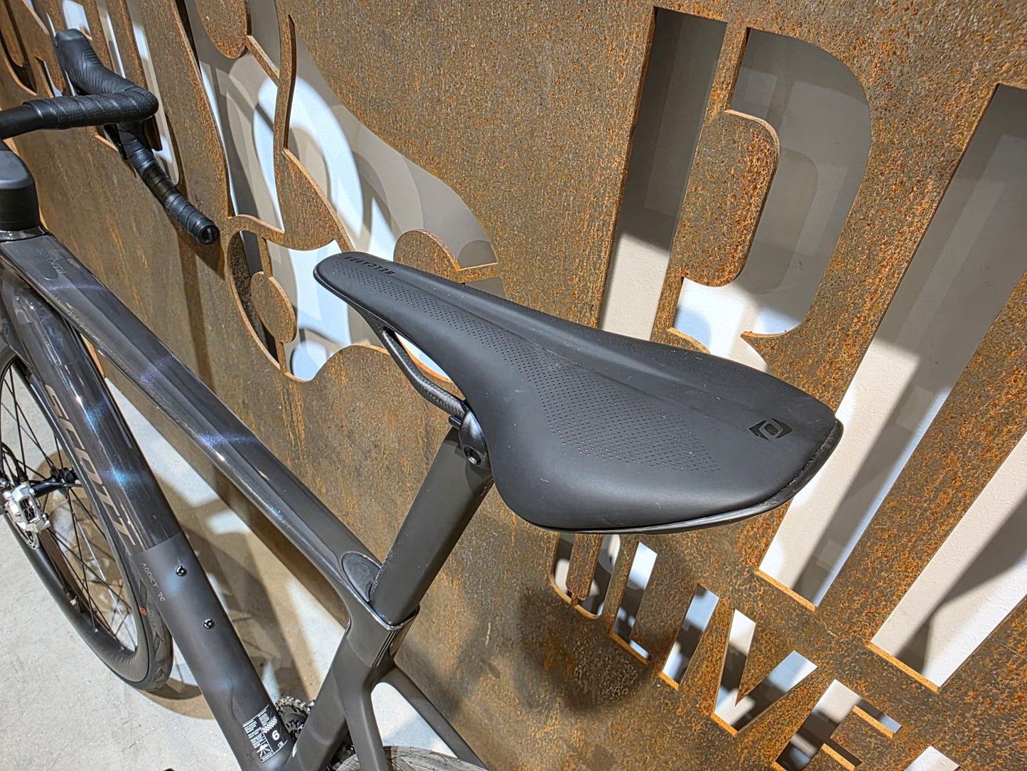 Rennrad von Scott, SCOTT ADDICT RC ULTIMATE / SUNBEAM BLACK / M vor USEDBIKES - OB.DE Hintergrund