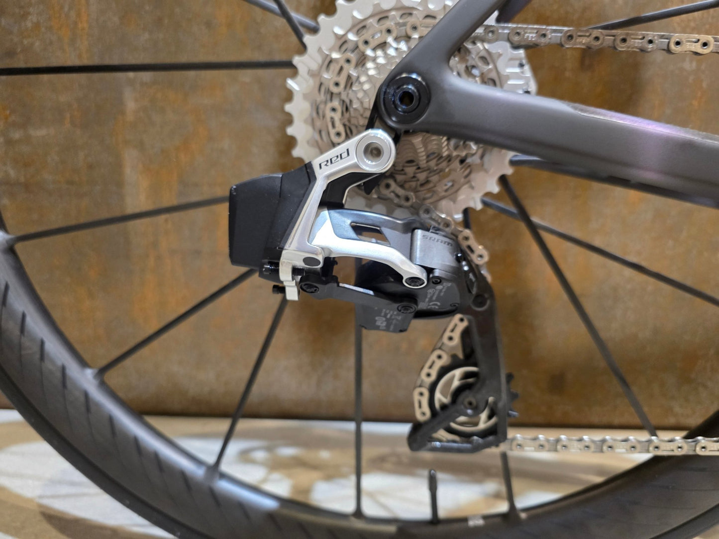 Rennrad von Scott, SCOTT ADDICT RC ULTIMATE / SUNBEAM BLACK / M vor USEDBIKES - OB.DE Hintergrund
