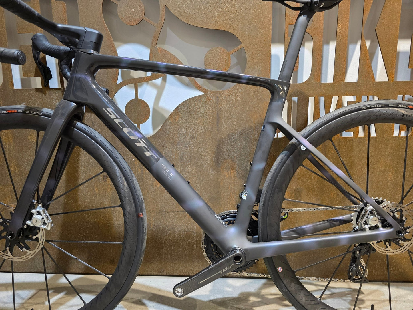 Rennrad von Scott, SCOTT ADDICT RC ULTIMATE / SUNBEAM BLACK / M vor USEDBIKES - OB.DE Hintergrund