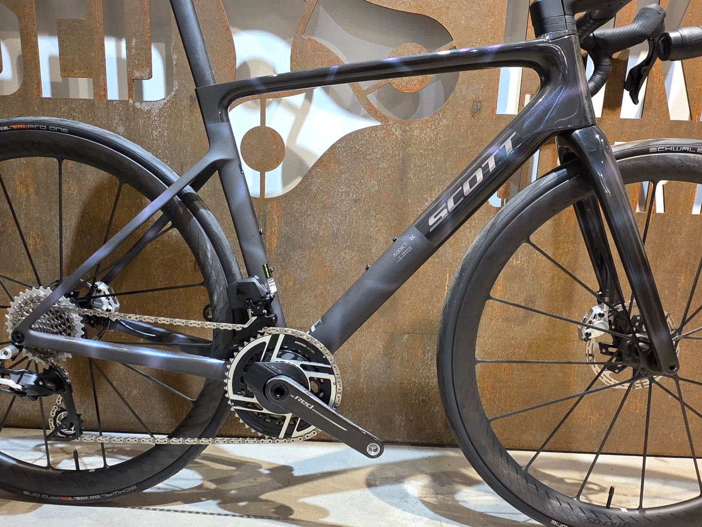 Rennrad von Scott, SCOTT ADDICT RC ULTIMATE / SUNBEAM BLACK / M vor USEDBIKES - OB.DE Hintergrund