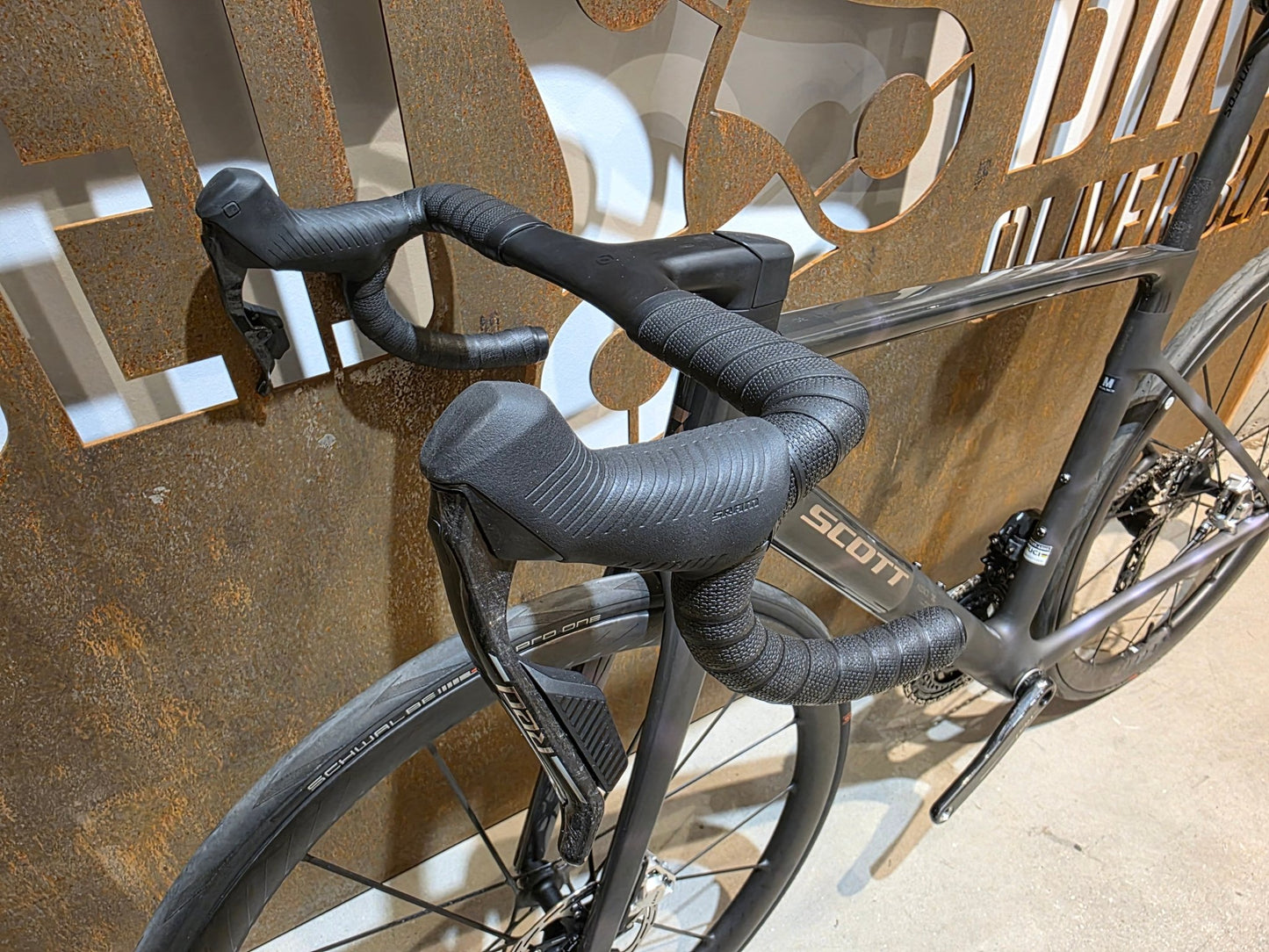 Rennrad von Scott, SCOTT ADDICT RC ULTIMATE / SUNBEAM BLACK / M vor USEDBIKES - OB.DE Hintergrund