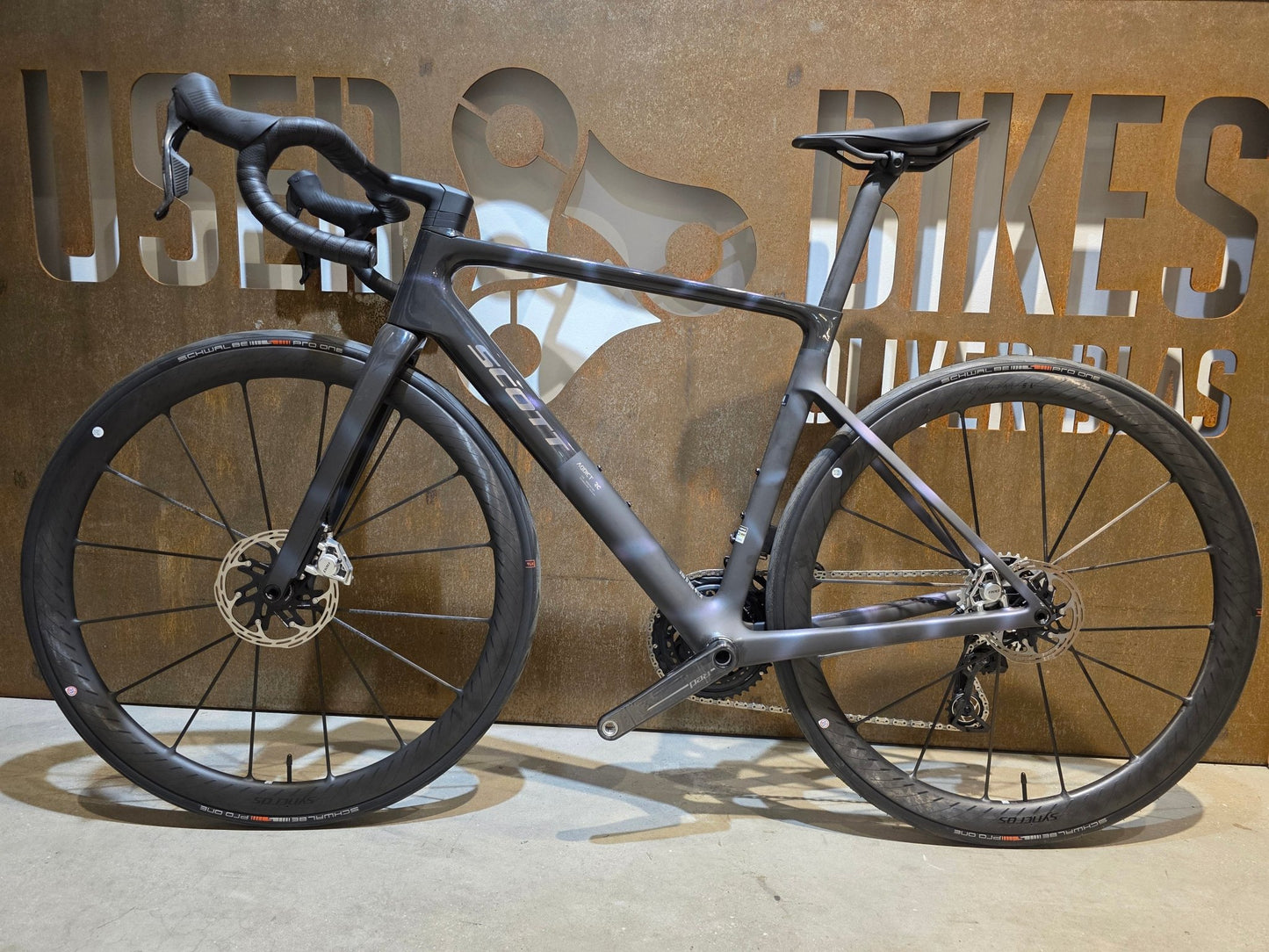 Rennrad von Scott, SCOTT ADDICT RC ULTIMATE / SUNBEAM BLACK / M vor USEDBIKES - OB.DE Hintergrund