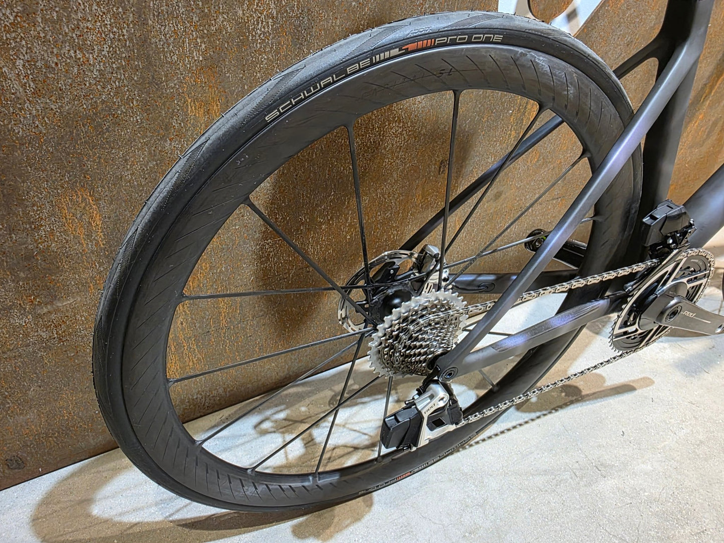 Rennrad von Scott, SCOTT ADDICT RC ULTIMATE / SUNBEAM BLACK / M vor USEDBIKES - OB.DE Hintergrund