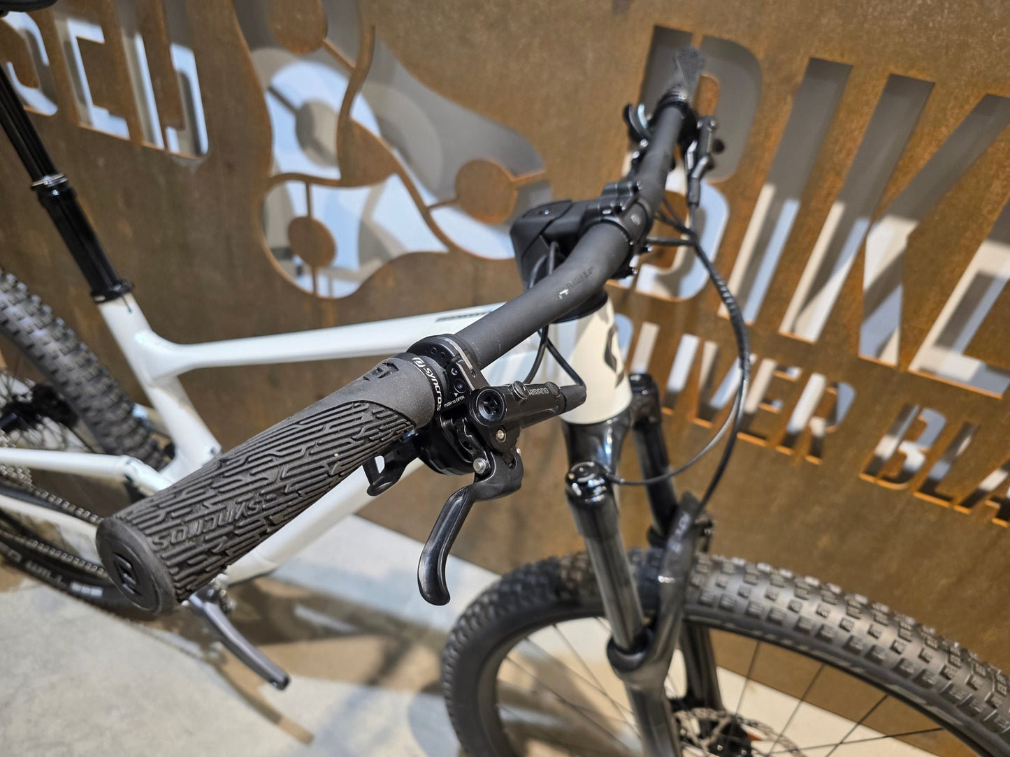 Mountainbike von Scott, SCOTT CONTESSA SPARK 930 / M vor USEDBIKES - OB.DE Hintergrund