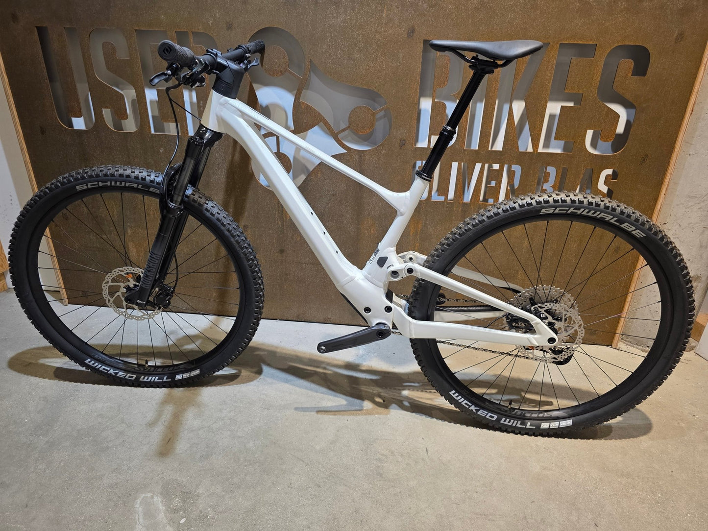 Mountainbike von Scott, SCOTT CONTESSA SPARK 930 / M vor USEDBIKES - OB.DE Hintergrund