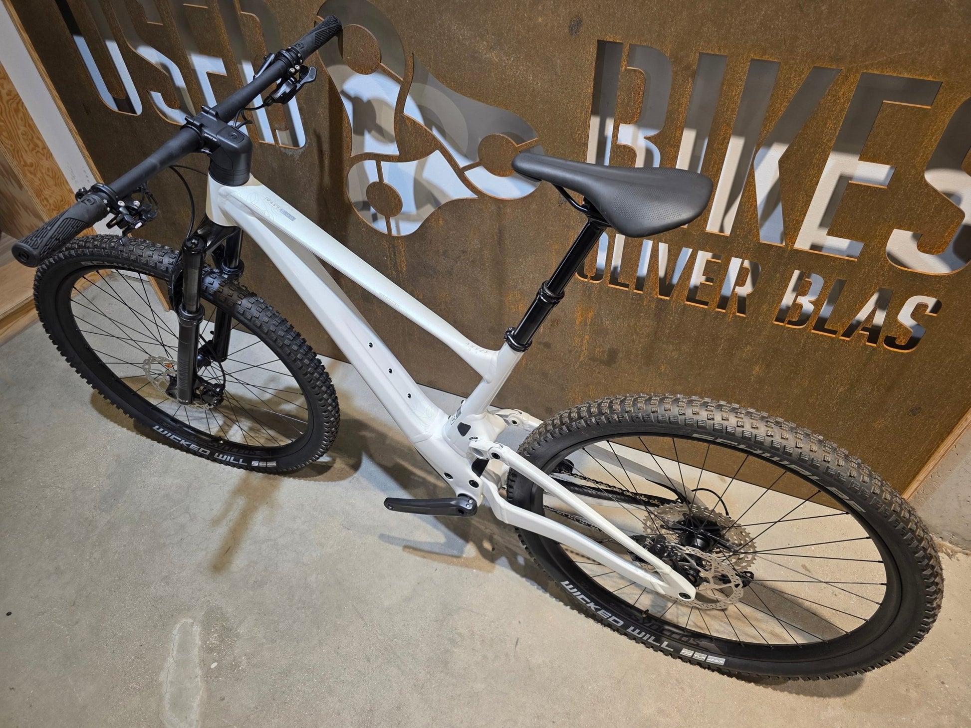 Mountainbike von Scott, SCOTT CONTESSA SPARK 930 / M vor USEDBIKES - OB.DE Hintergrund