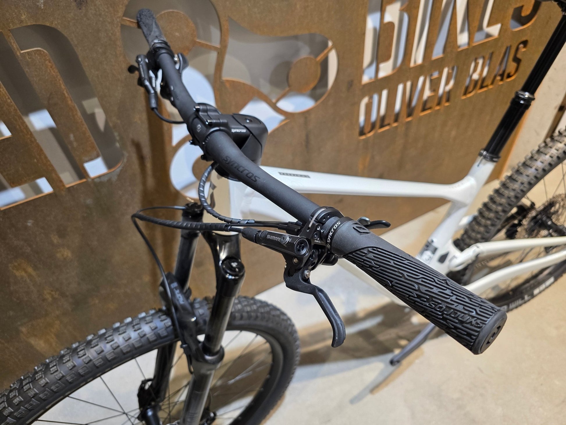 Mountainbike von Scott, SCOTT CONTESSA SPARK 930 / M vor USEDBIKES - OB.DE Hintergrund