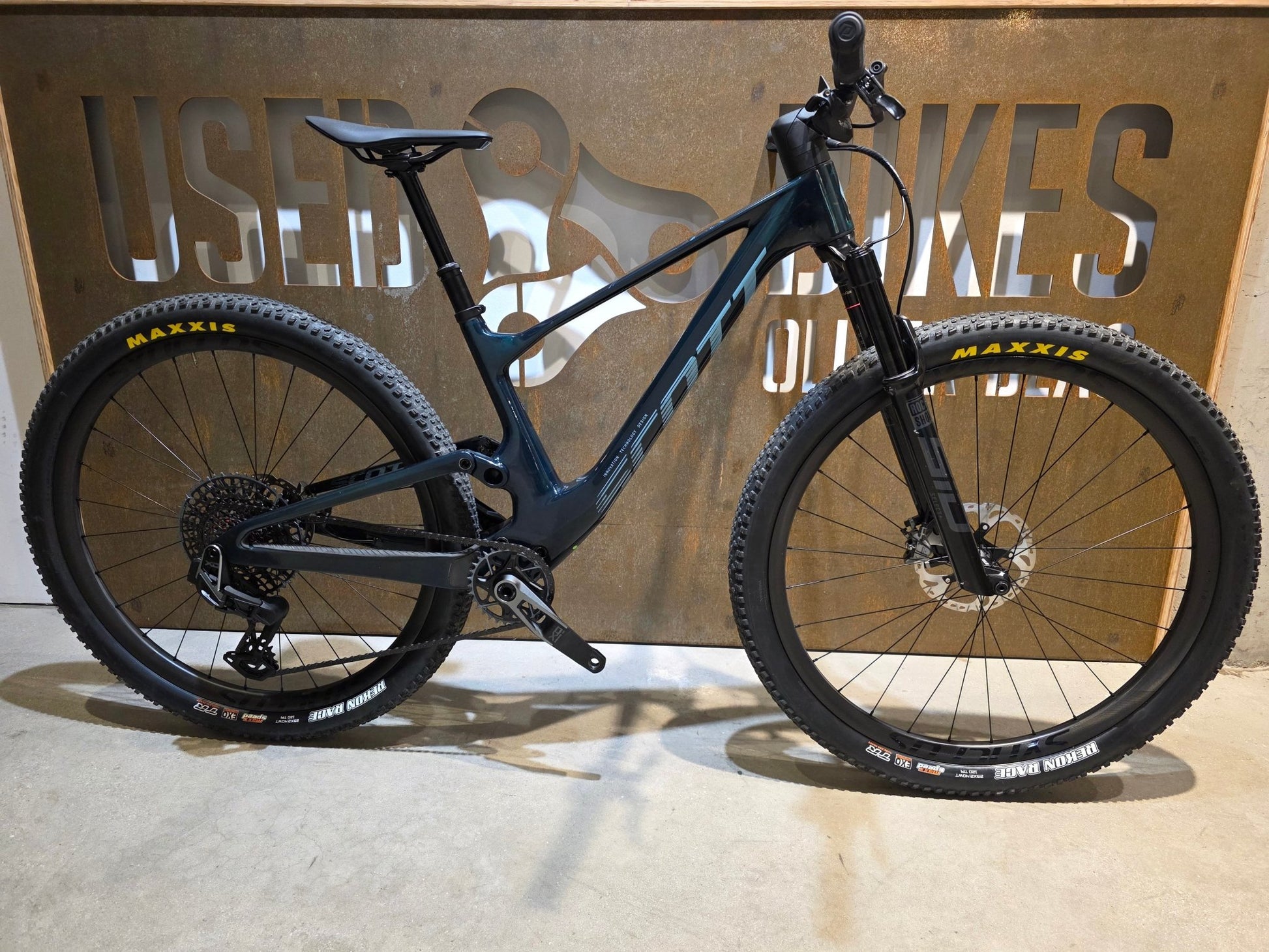Mountainbike von Scott, SCOTT CONTESSA SPARK RC WORLD CUP / X0 TRANSMISSION / S vor USEDBIKES - OB.DE Hintergrund
