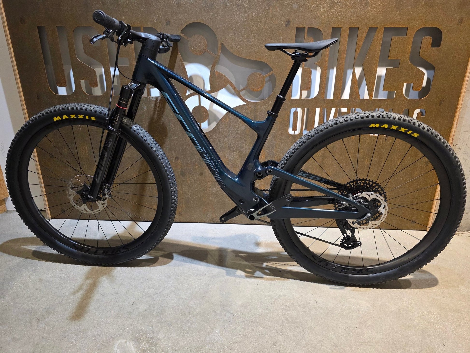 Mountainbike von Scott, SCOTT CONTESSA SPARK RC WORLD CUP / X0 TRANSMISSION / S vor USEDBIKES - OB.DE Hintergrund