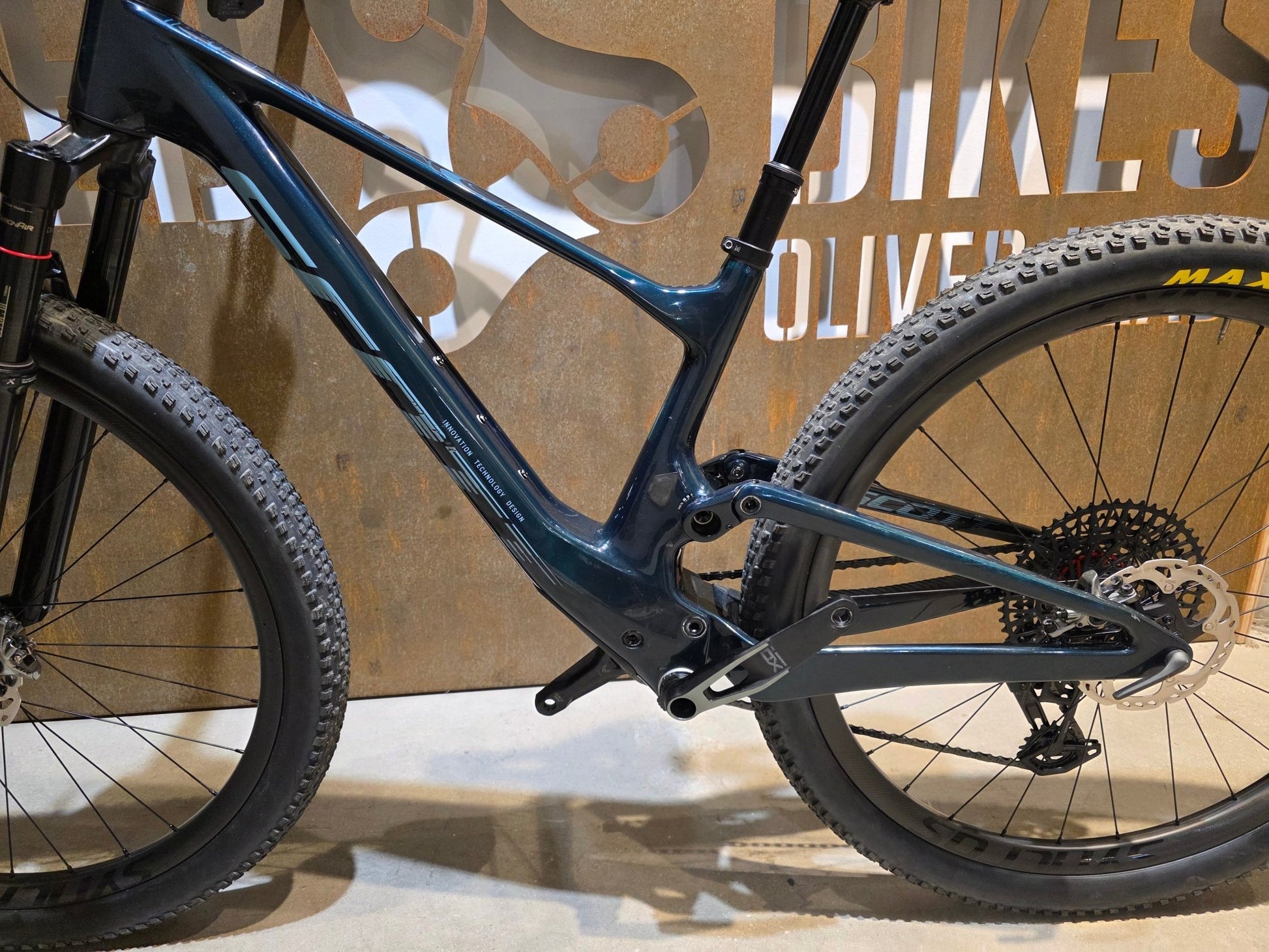 Mountainbike von Scott, SCOTT CONTESSA SPARK RC WORLD CUP / X0 TRANSMISSION / S vor USEDBIKES - OB.DE Hintergrund