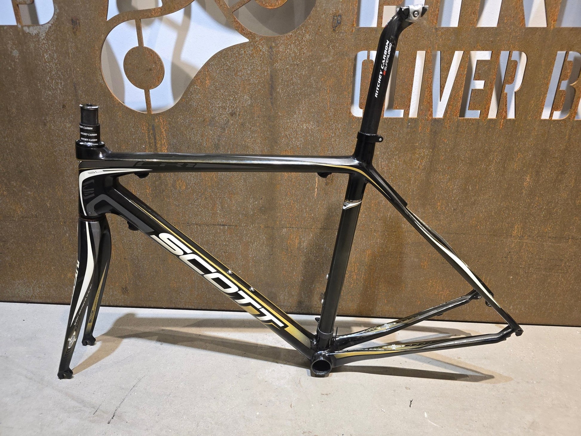 Rennradrahmen von Scott, SCOTT CR1 SL CARBON RAHMENSET / FELGENBREMSE / 52CM in variant_title vor USEDBIKES - OB.DE Hintergrund