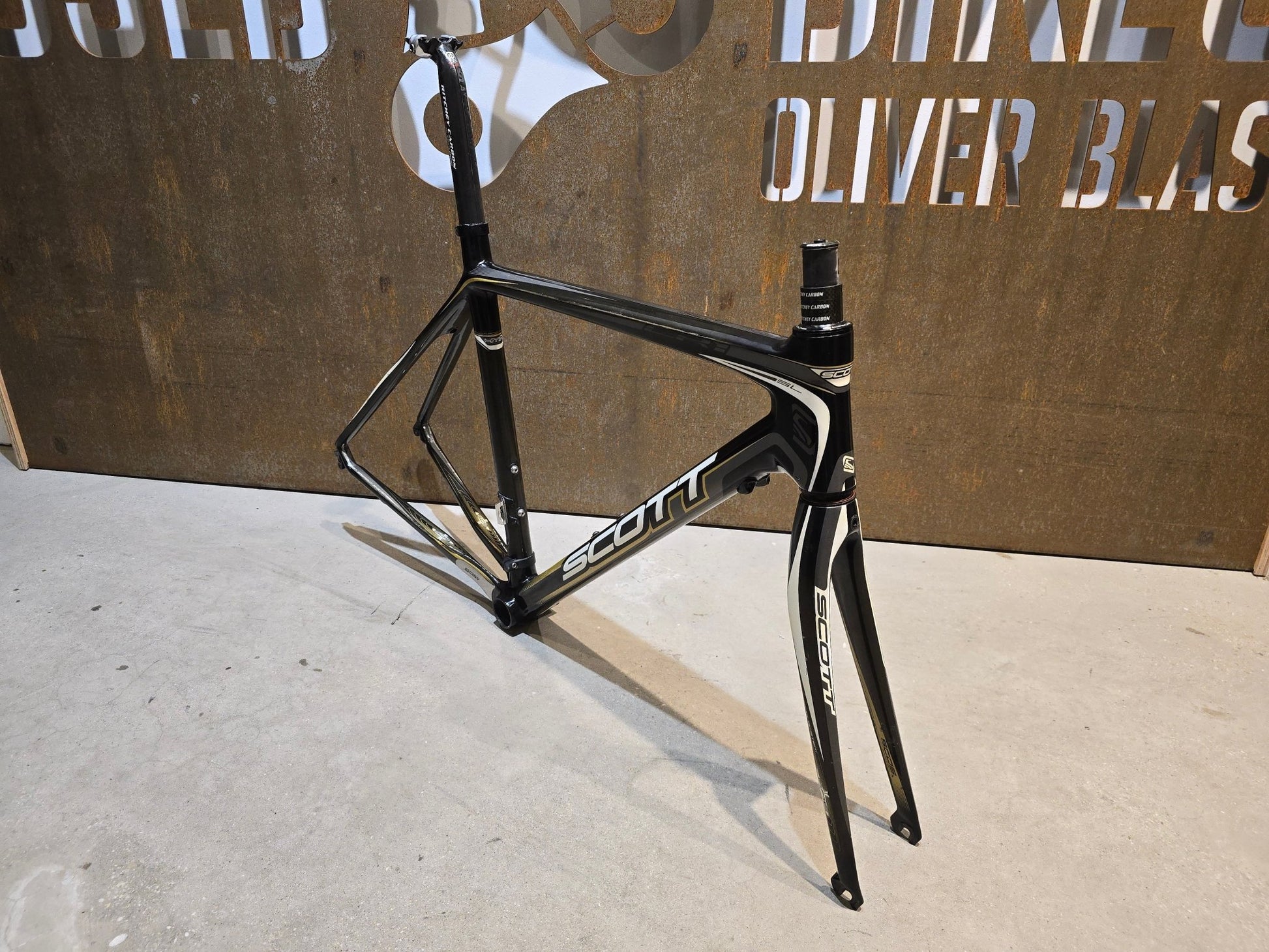 Rennradrahmen von Scott, SCOTT CR1 SL CARBON RAHMENSET / FELGENBREMSE / 52CM in variant_title vor USEDBIKES - OB.DE Hintergrund