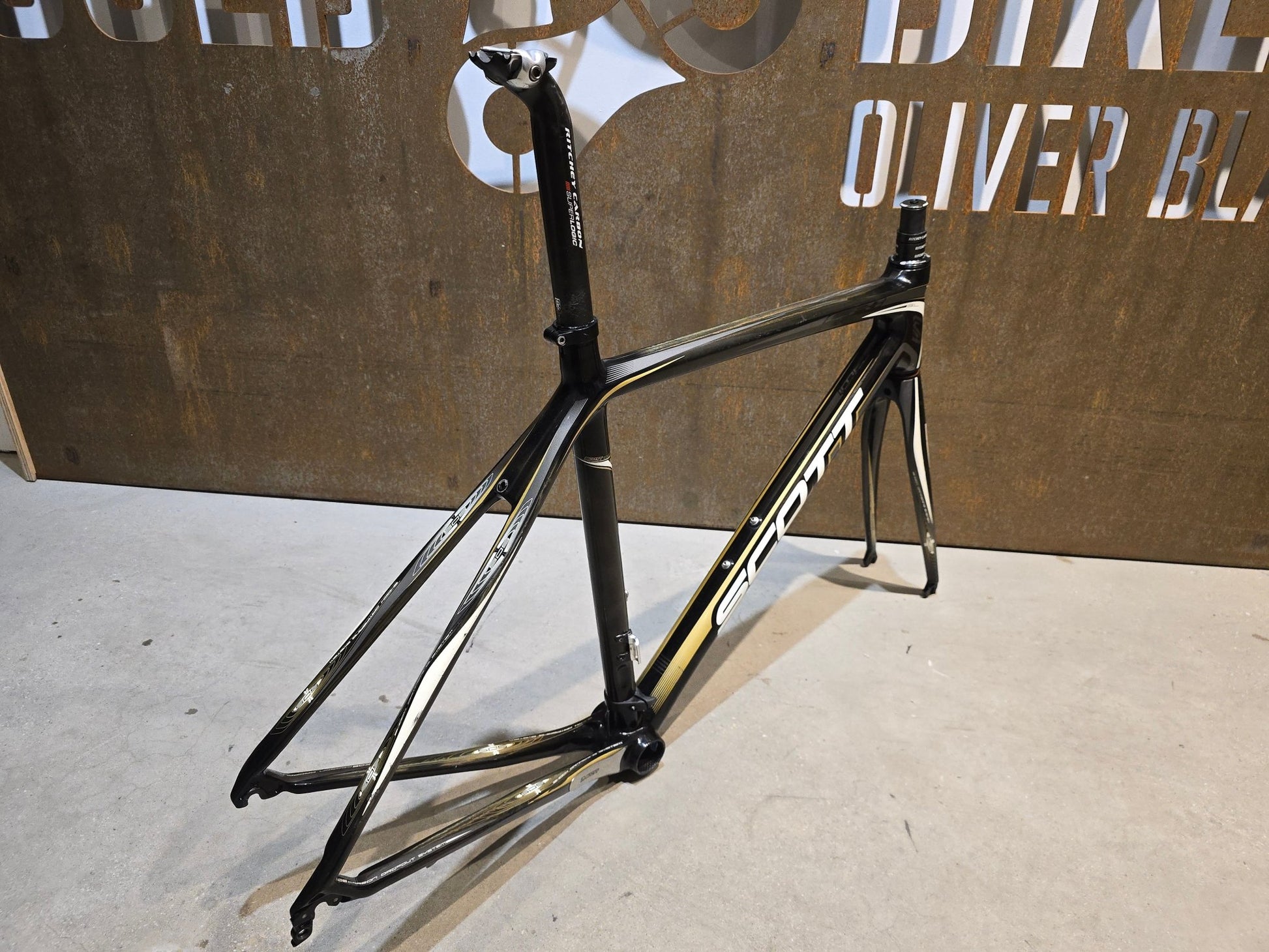 Rennradrahmen von Scott, SCOTT CR1 SL CARBON RAHMENSET / FELGENBREMSE / 52CM in variant_title vor USEDBIKES - OB.DE Hintergrund