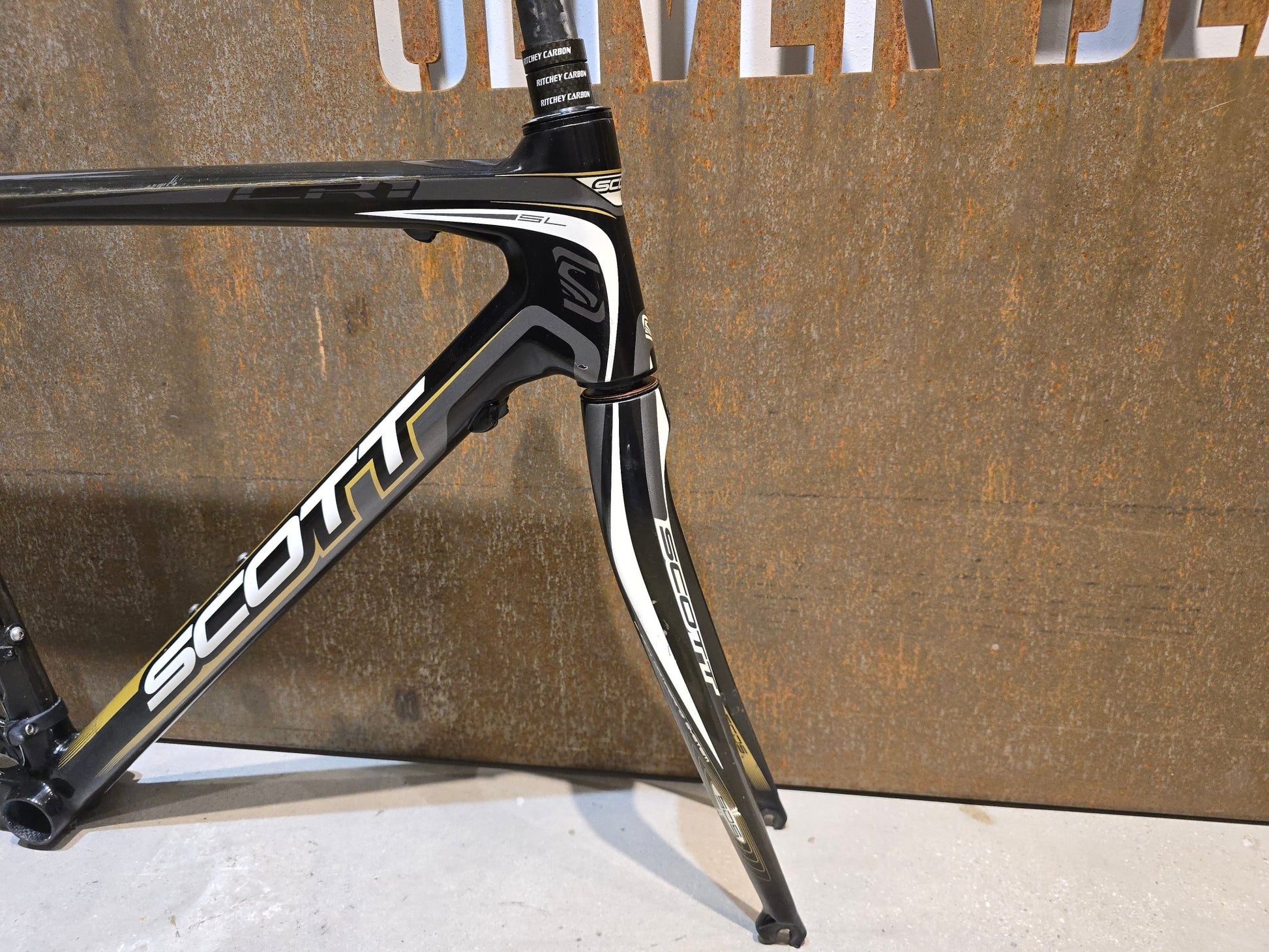 Rennradrahmen von Scott, SCOTT CR1 SL CARBON RAHMENSET / FELGENBREMSE / 52CM in variant_title vor USEDBIKES - OB.DE Hintergrund