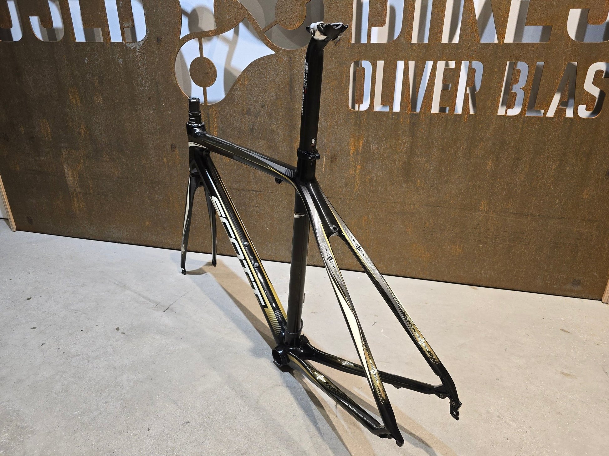 Rennradrahmen von Scott, SCOTT CR1 SL CARBON RAHMENSET / FELGENBREMSE / 52CM in variant_title vor USEDBIKES - OB.DE Hintergrund