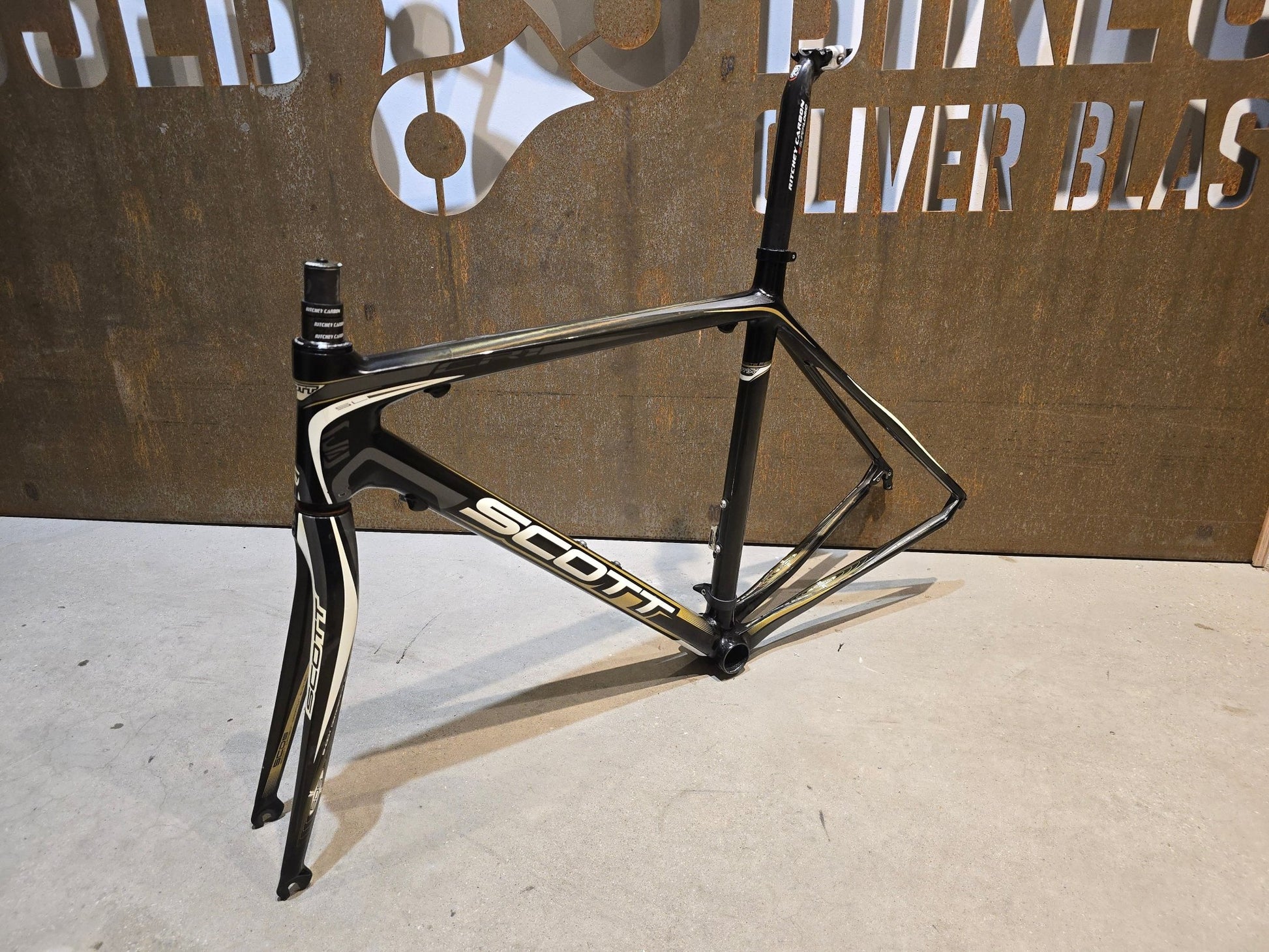 Rennradrahmen von Scott, SCOTT CR1 SL CARBON RAHMENSET / FELGENBREMSE / 52CM in variant_title vor USEDBIKES - OB.DE Hintergrund