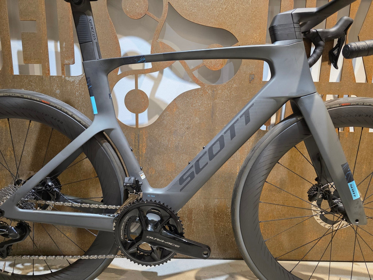 Rennrad von Scott, SCOTT FOIL RC PRO / M vor USEDBIKES - OB.DE Hintergrund
